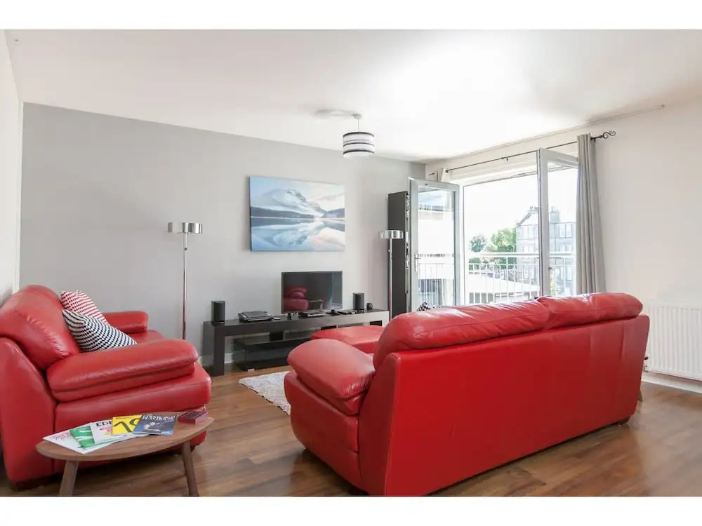 Bright, Contemporary Edinburgh Flat With Parking!