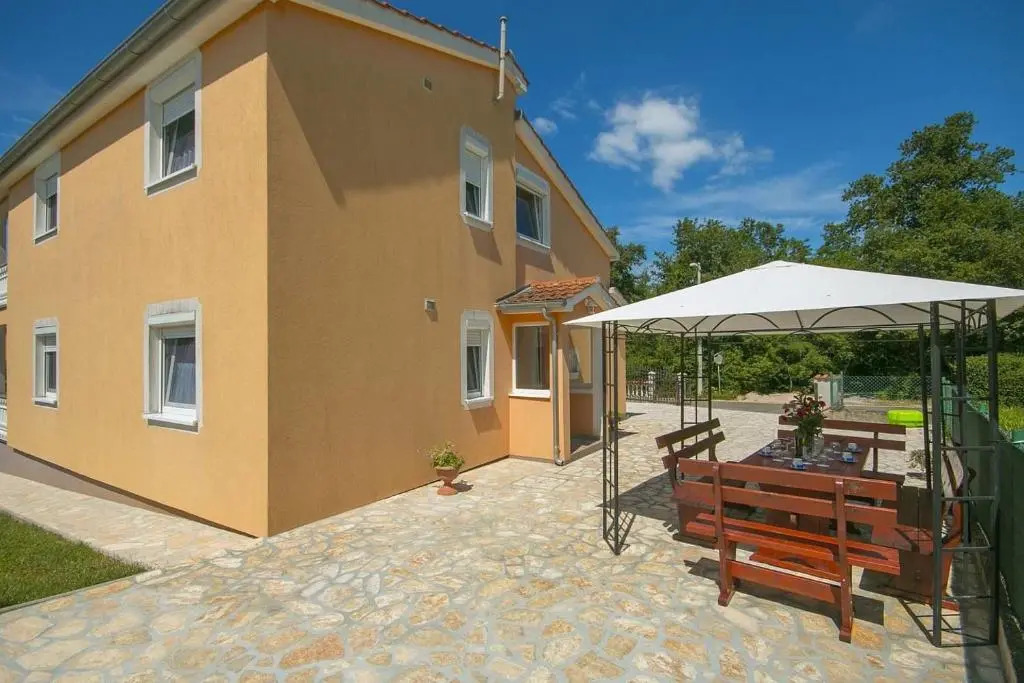 HOUSE Nevenka