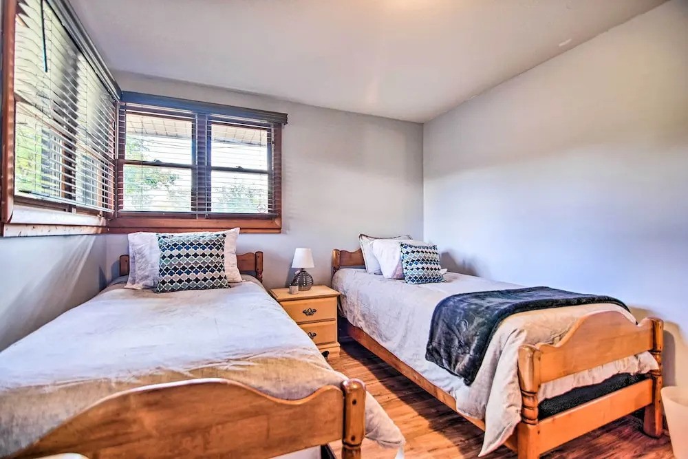 Fenced Yard: Fox River Grove Home, Dogs Welcome