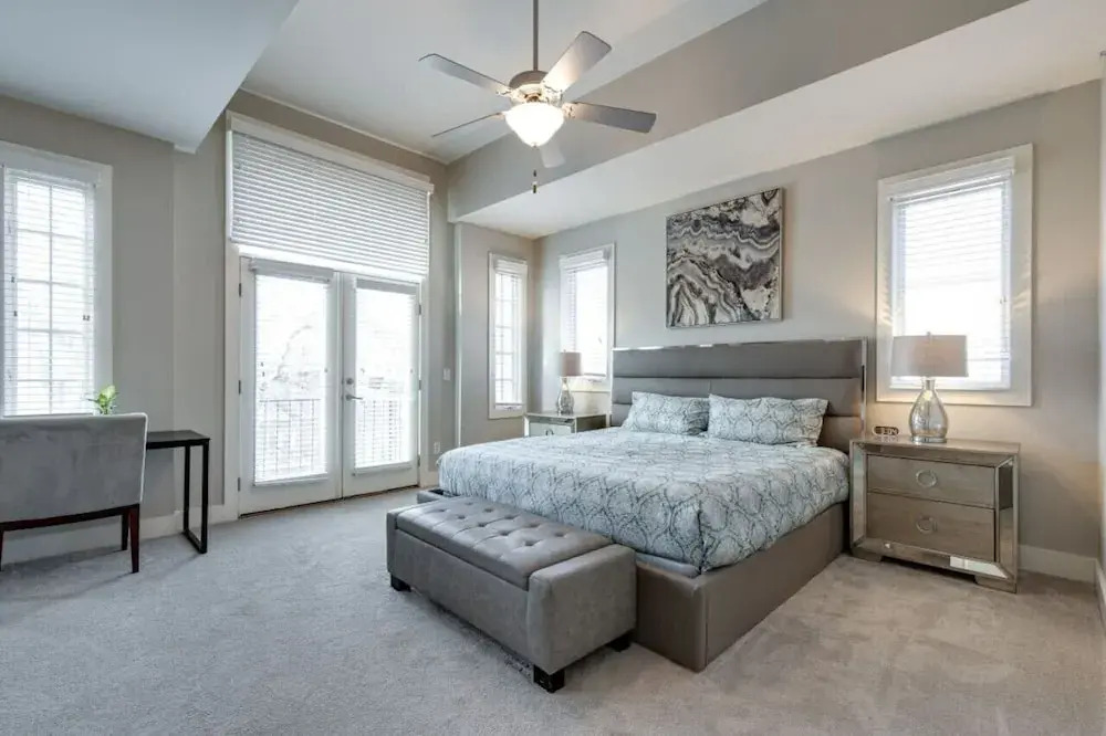 Dolly Would - Near Music Row King Beds