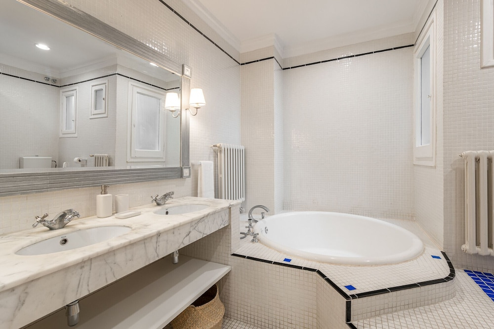 Balmes Apartment by Olala Homes
