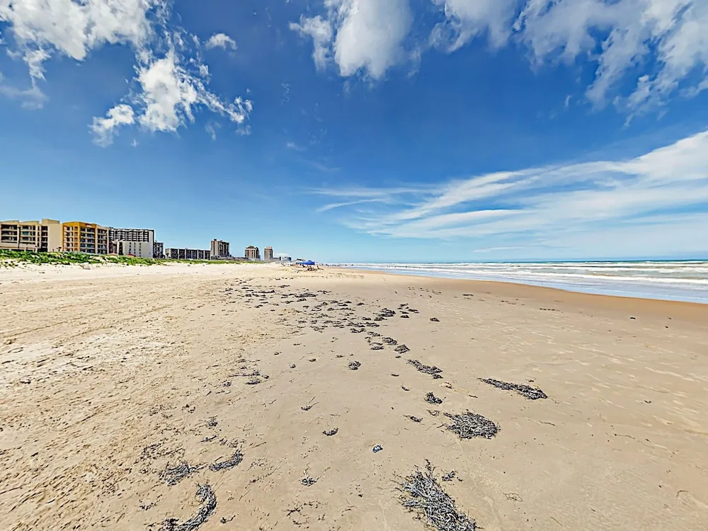 New Listing! Island W/ Pool, Walk To Beach 3 Bedroom Condo