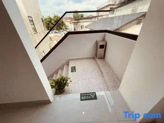 Porcelain edge Pan· Ceramic Courtyard Holiday Homestay (Taoxichuan Creative Plaza)