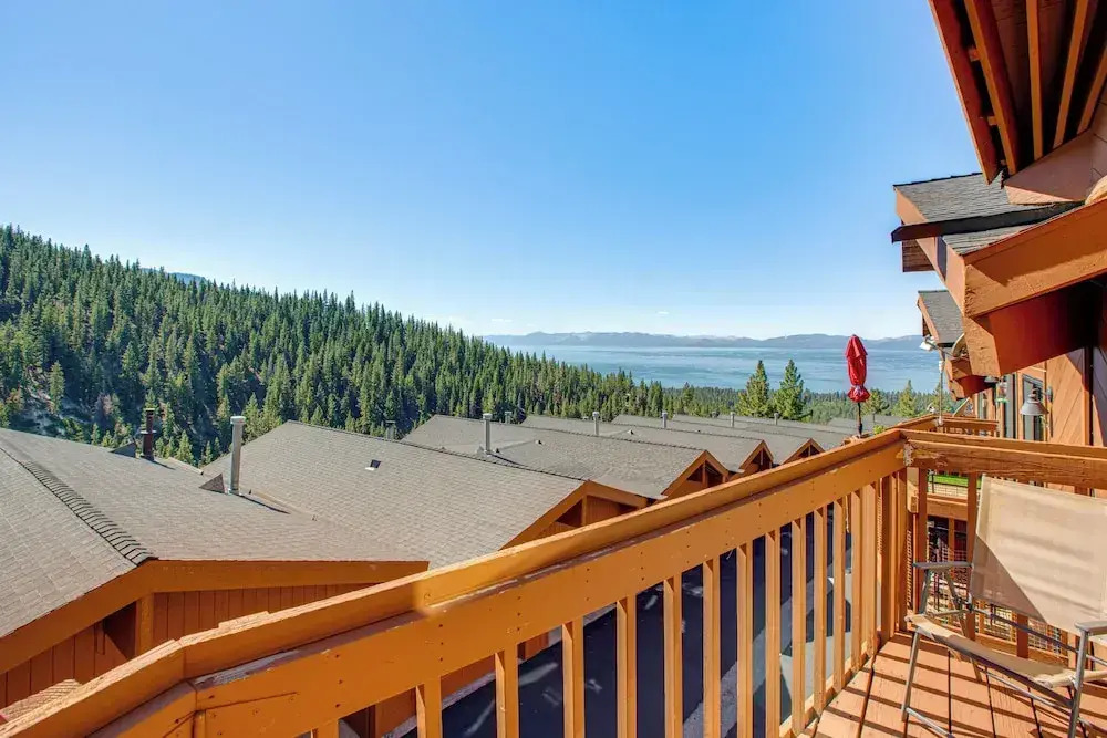 < 1 Mi to Diamond Peak: Townhome w/ Lake Views
