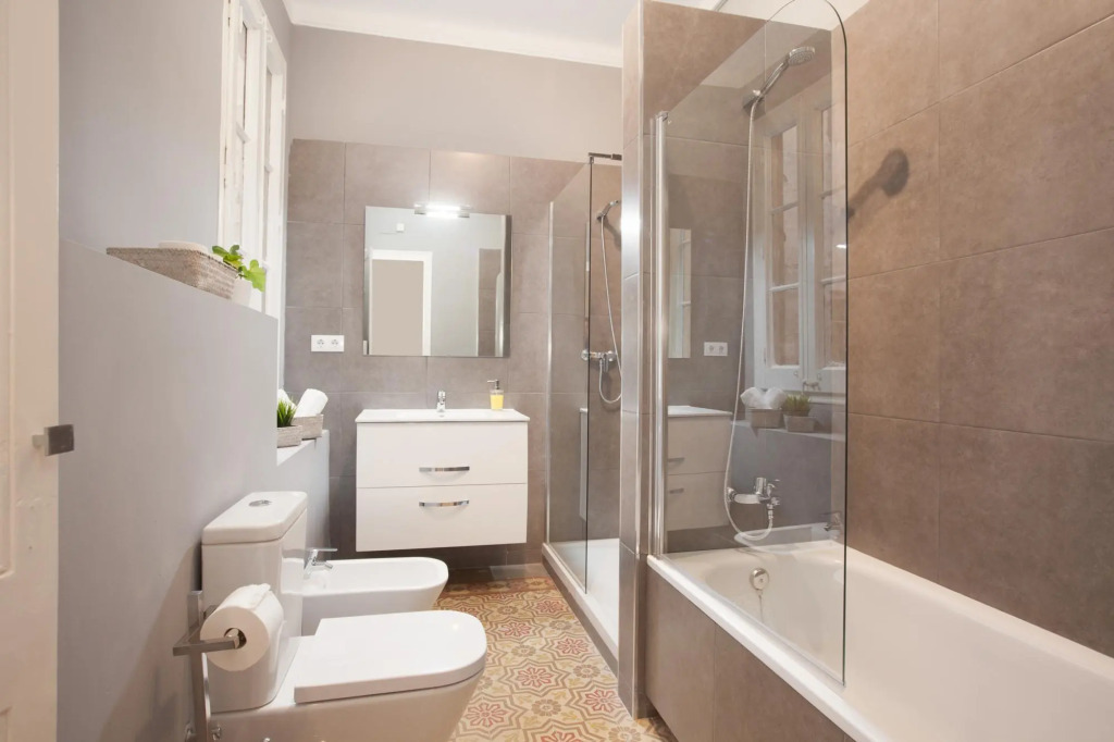 SOFIA 4 · Sofía's Gallery & Bath · Well Priced 6 Pax Spacious Home in Eixample