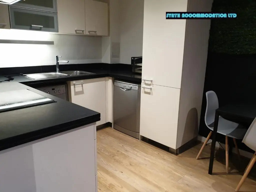 80s RETRO 1 Bedroom Serviced Apartment Canary Wharf Perfect for Corporate Business Families & Leisure Guests