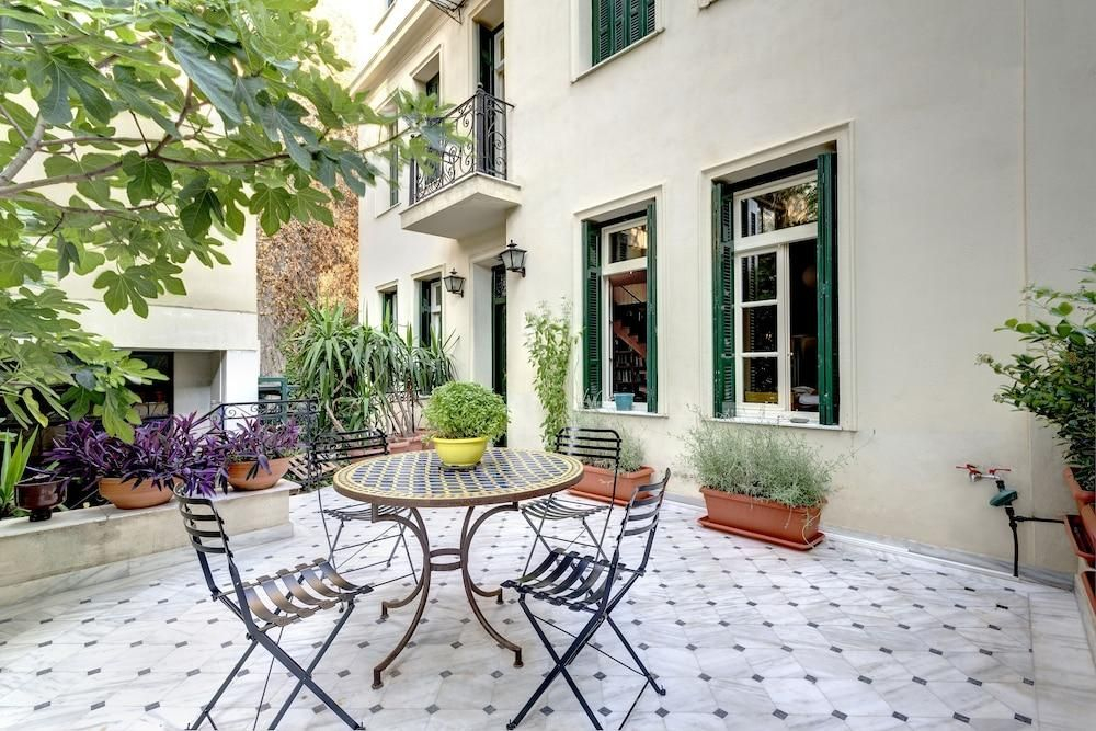 Artistic neoclassical residence