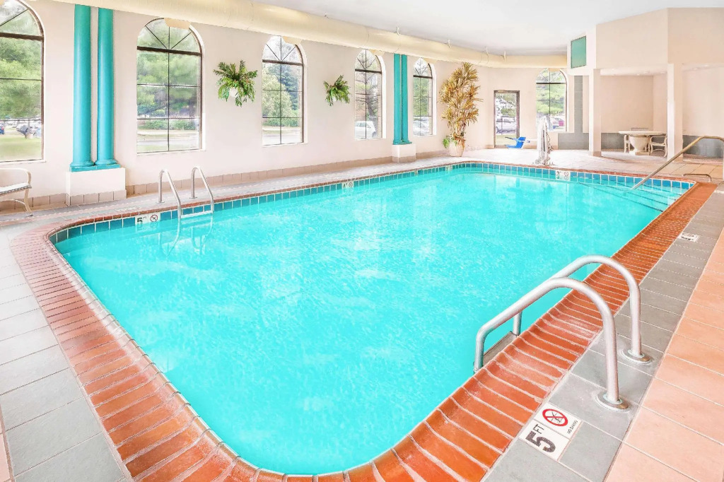 Days Inn and Suites Kalamazoo
