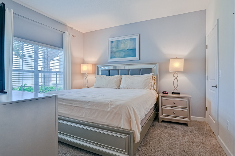 Modern Townhome With Private Pool, hot Tub, Central AC, and Private Washer/dryer