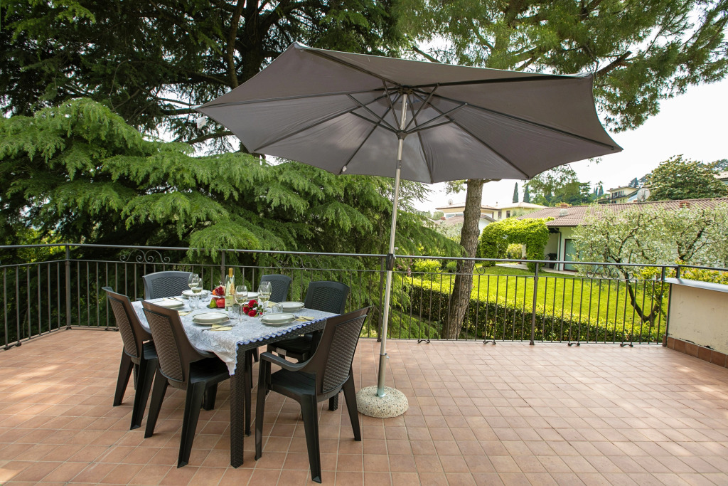 Villa Alberti Apt Emma 900m from Garda lake with Shared Garden - Happy Rentals