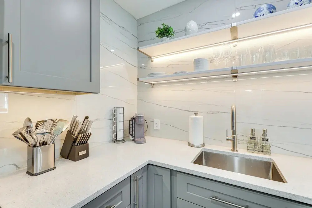 1 Mi to Las Olas Eats! Modern Apt w/ Shared Patio