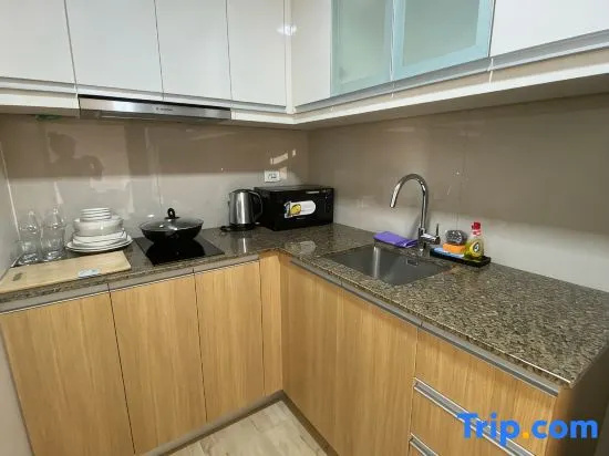 Gentry Manor - Bright Unit with Balcony near Okada & Airport - 6C