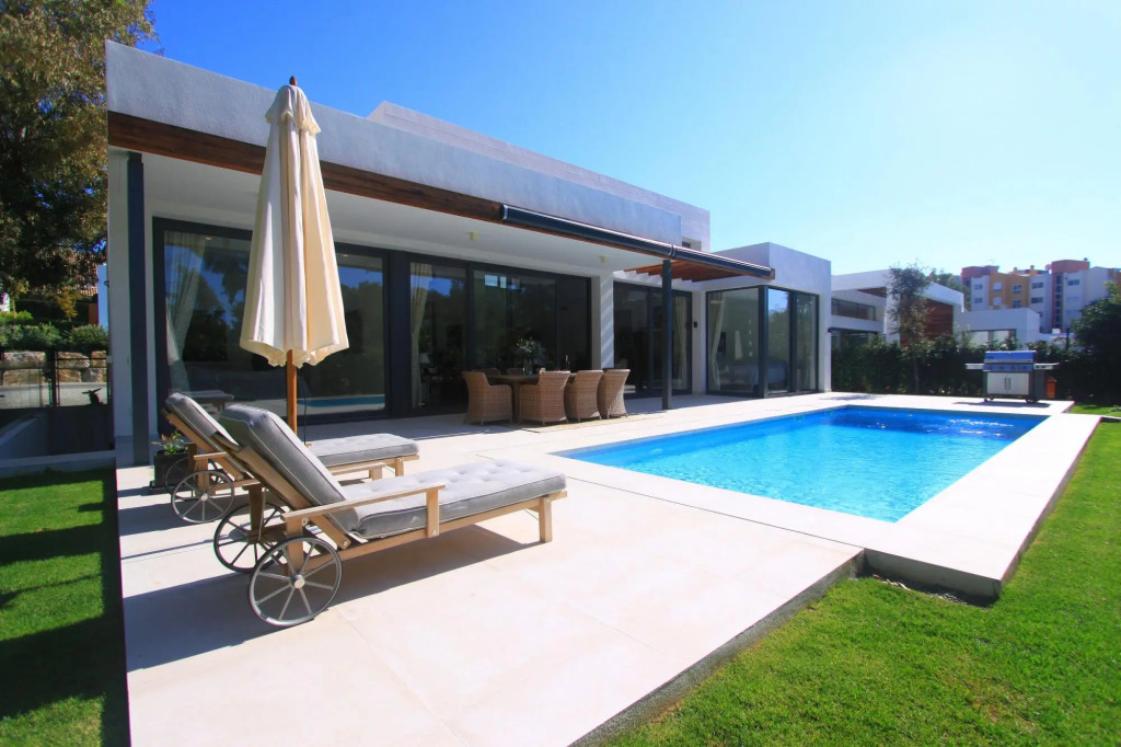 2223 - New modern Villa with Pool and Garden