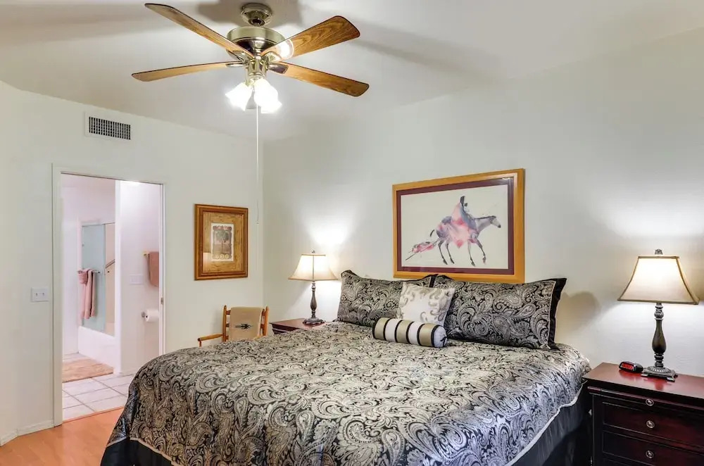 Deck & Resort Amenities: Phoenix Escape By Hiking
