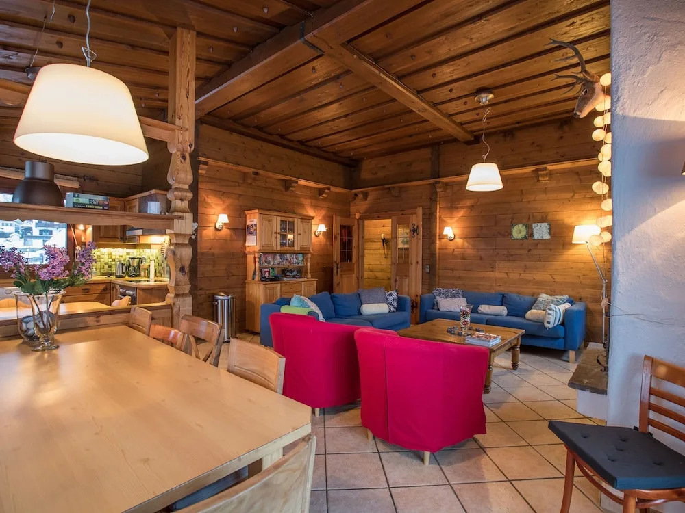 Spacious Chalet With Terrace, Fireplace, Ski Storage, Garden