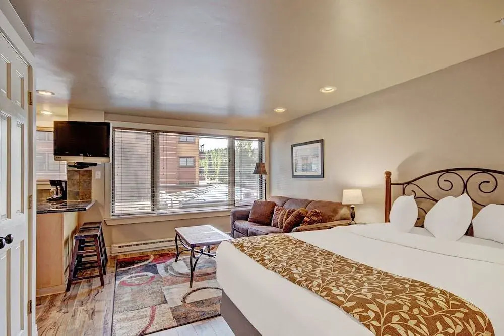 Winter Ski-in out Studio Sleeps 4, Steps to Historic Main St