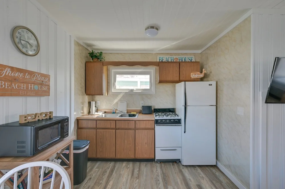 Charming Hampton Home w/ Porch, Walk to Beach!