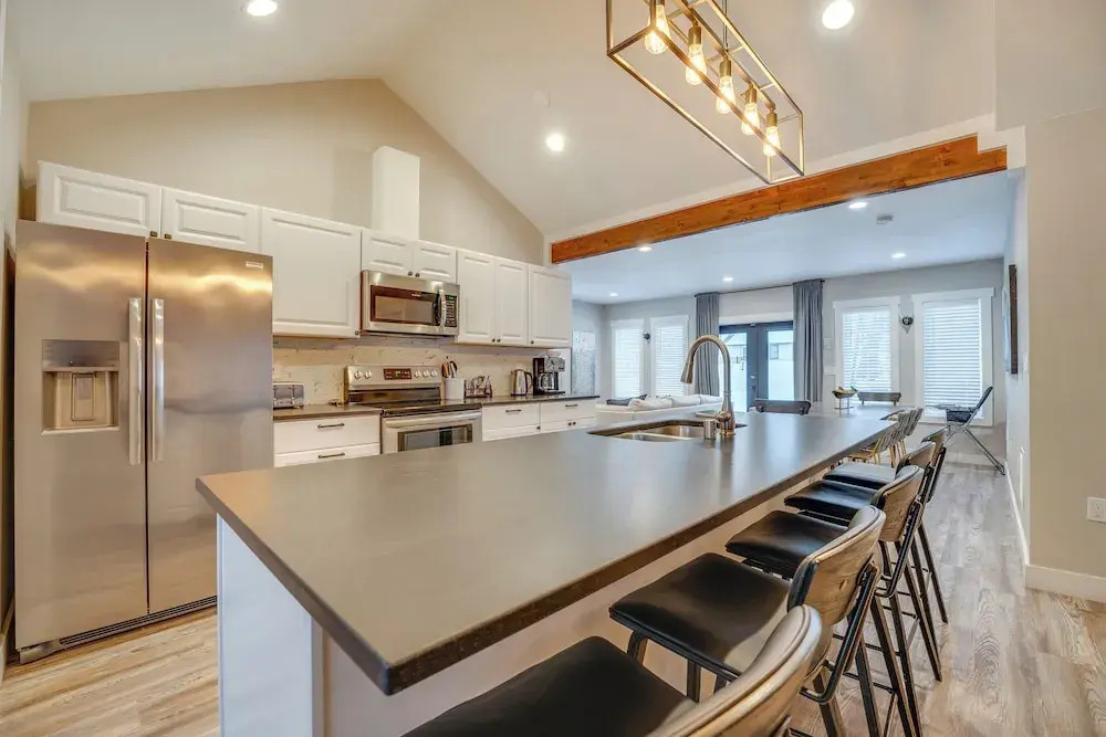 2 Blocks to Dtwn Chelan: Home w/ Hot Tub & Pool
