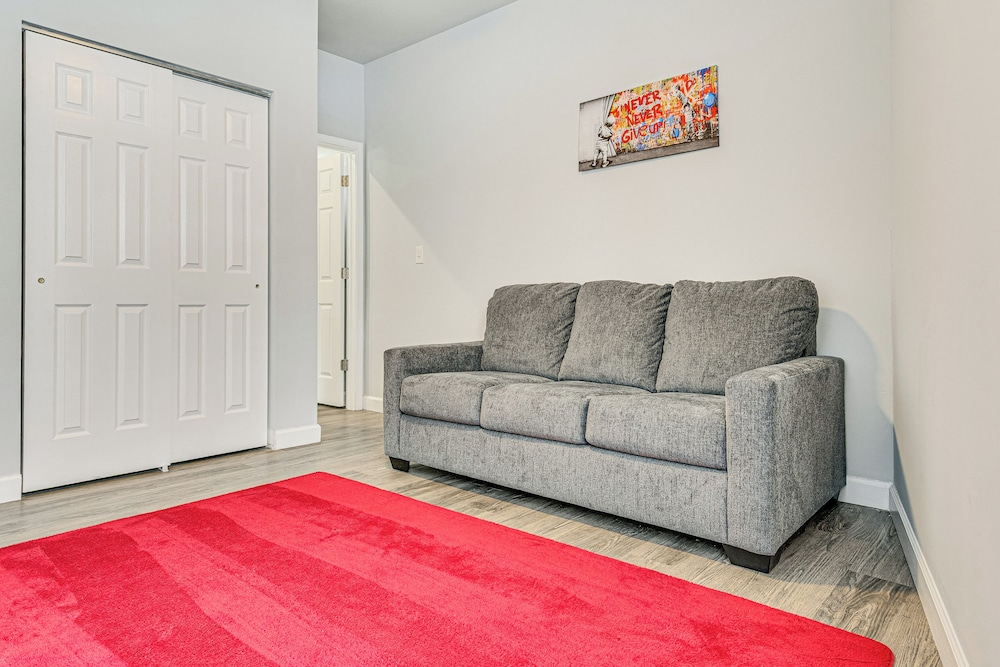 Rooftop Lounge & City Views! 3BR 3 Mi to Dtwn Indy