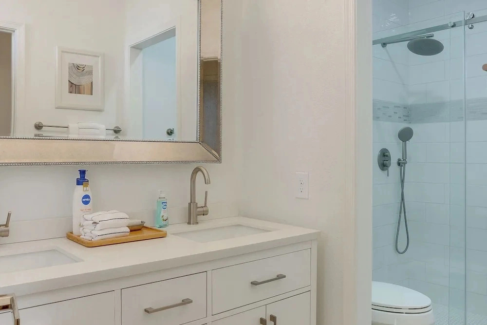 Pool + Lakefront: Upscale Glendale Getaway