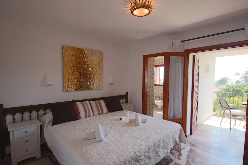 Only 100m to the Beach! Spacious Villa With Private Pool - 12 People