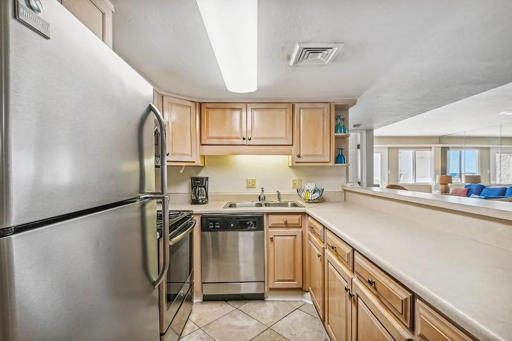 Holiday Surf & Racquet 614 2 Bedroom Condo by RedAwning