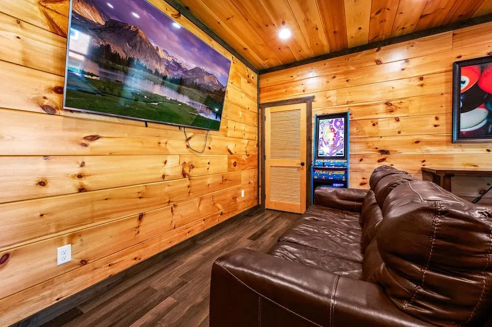 Mountain Skyy 3 Bedroom Cabin by RedAwning