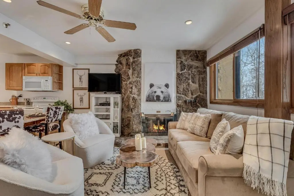 Laurelwood Condominiums Studio Premier Unit 304
