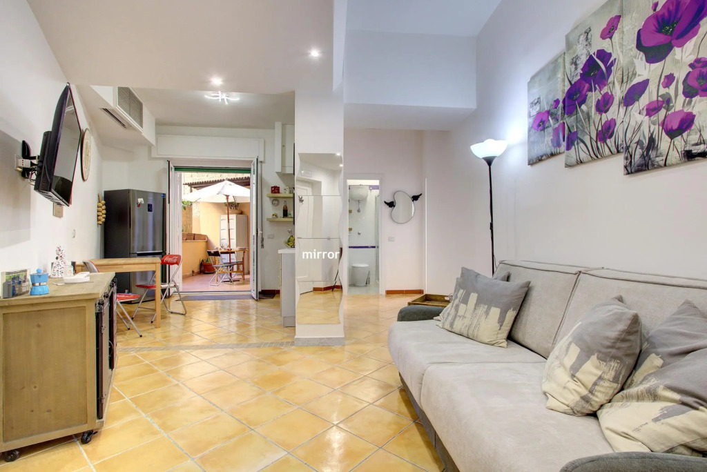VOMERO-ROSSINI restored, 4 pax, 2 bath, wifi, aircond