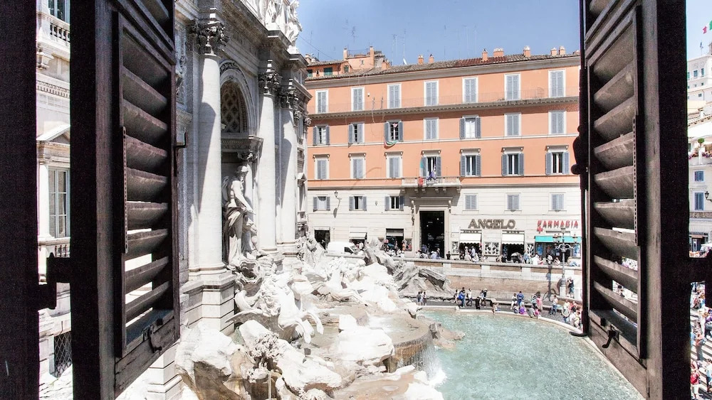 Rental in Rome Trevi Fouintain View Apartment
