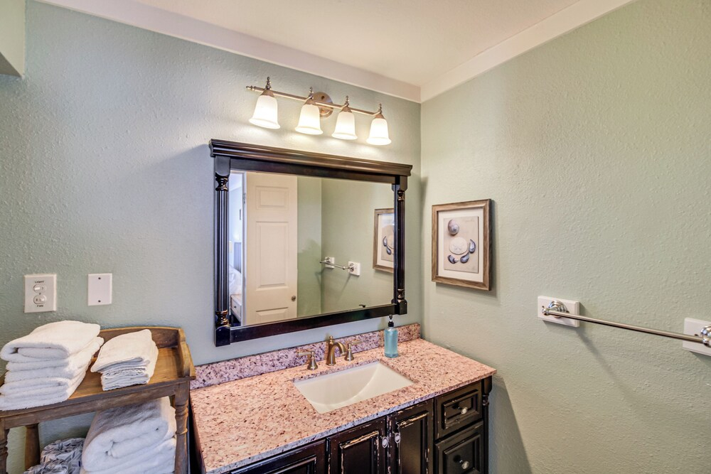Walk to Beach! Pet-friendly Mustang Island Retreat