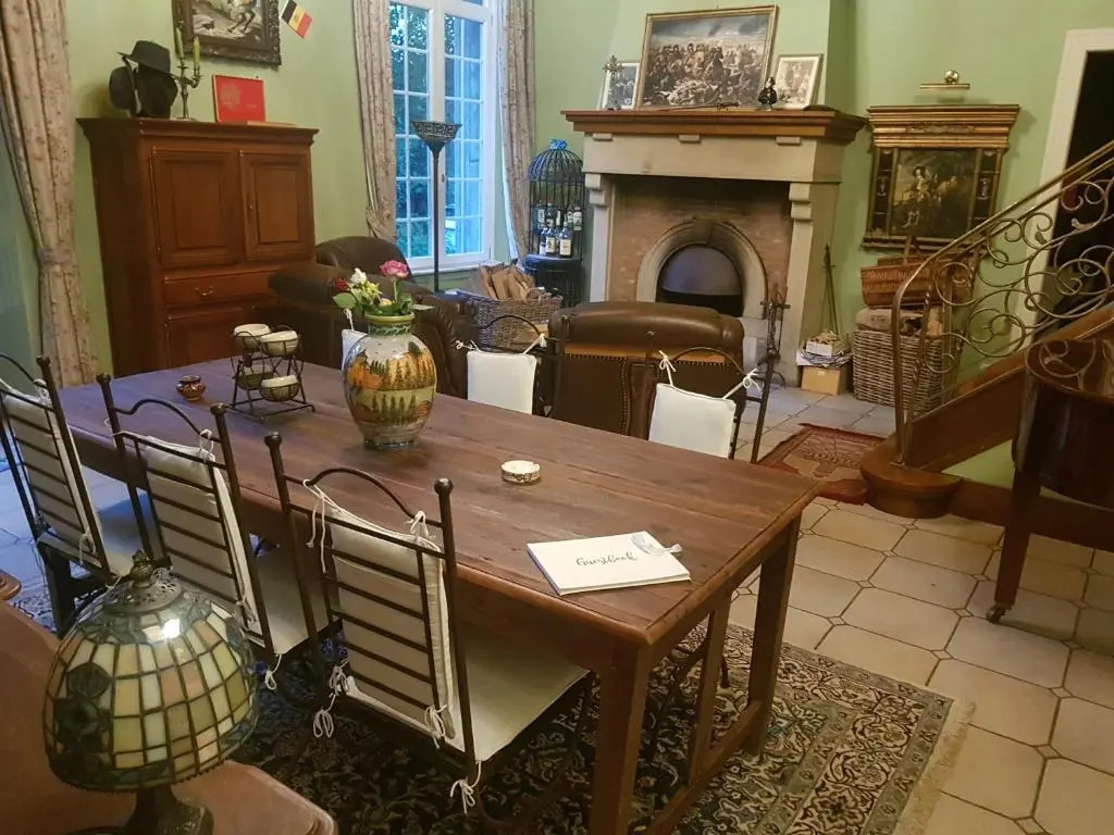 Château Lambert Moulinsart Hotel, shuttle airport, long term parking, snooker, large terrasse, dinner, breakfast
