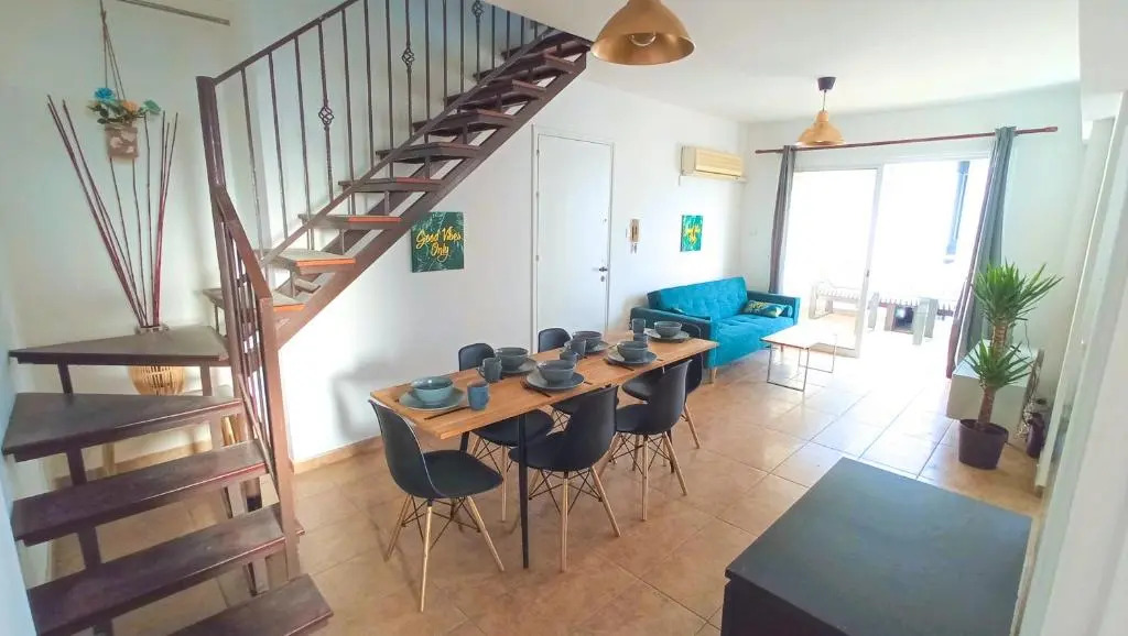 Luxury Maisonette Apartment -SEA VIEW, NETFLIX, GYM- 5 Min from Beach