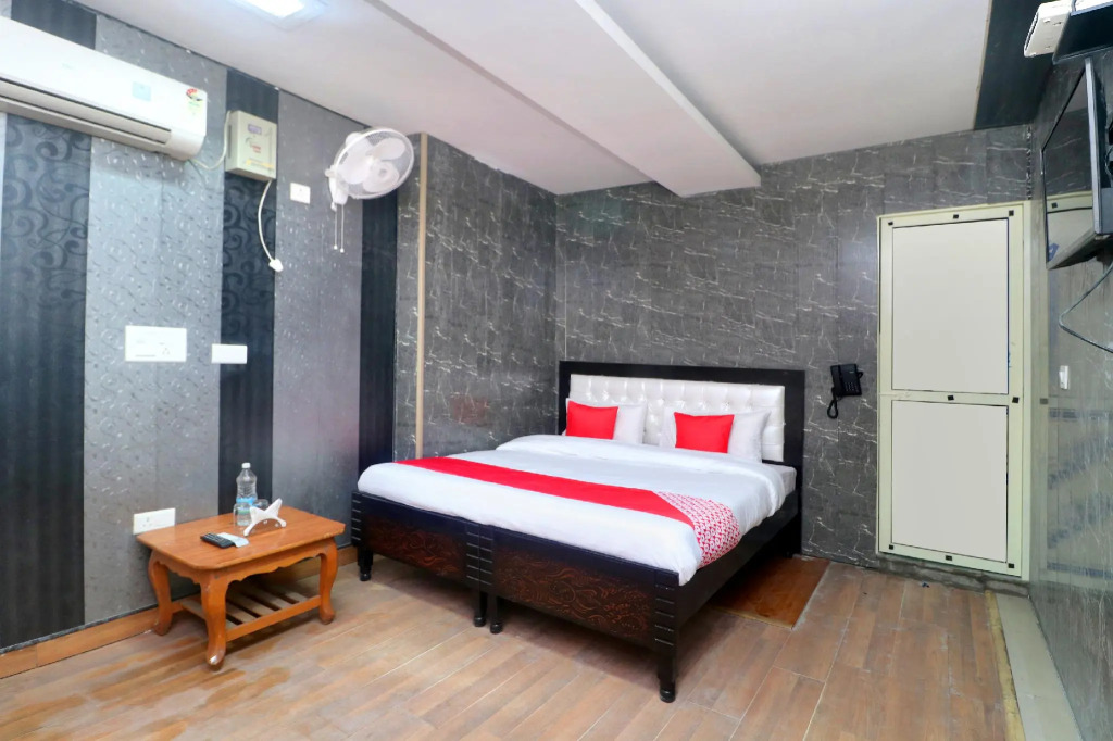 OYO 26902 Hotel Aryan Plaza