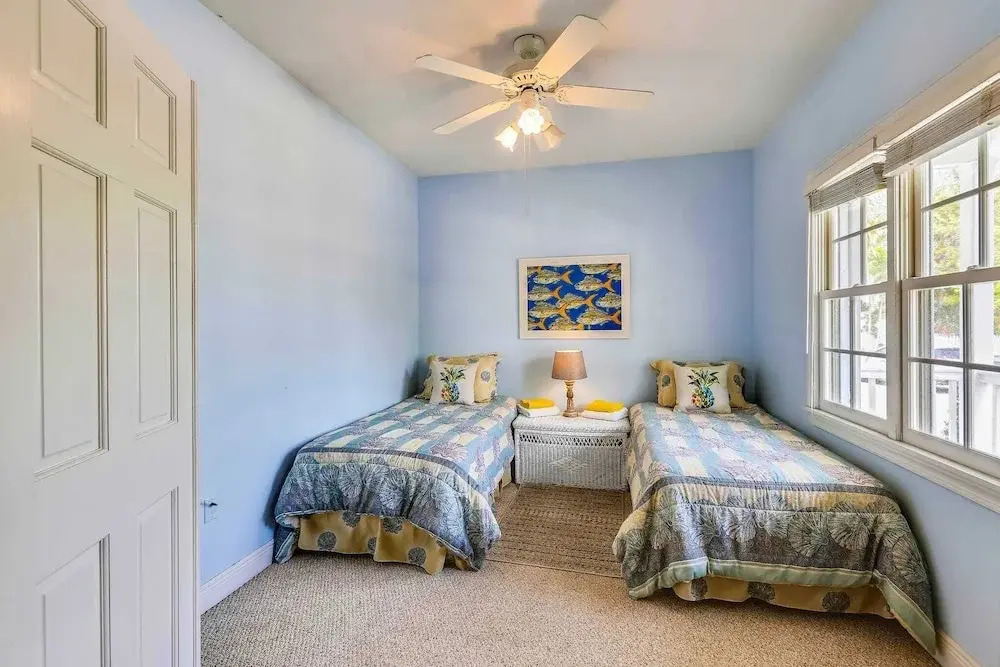 Place to Relax by Avantstay Shared Pool 3 Miles to Smather's Beach Month-long Stays Only