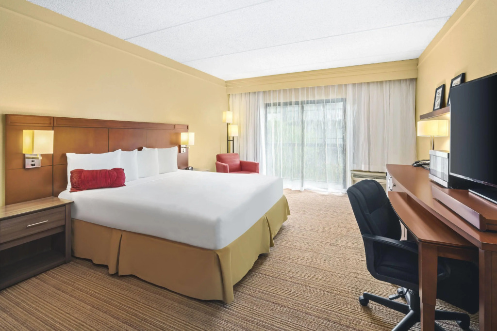 Super 8 by Wyndham Dallas Love Field Airport