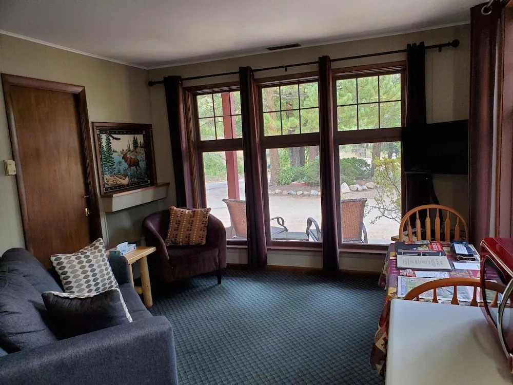 Swiftcurrent Lodge