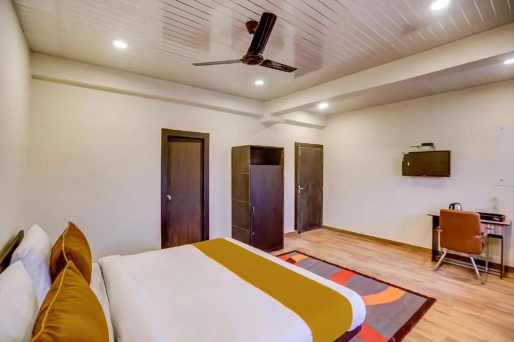 FabHotel SR Square