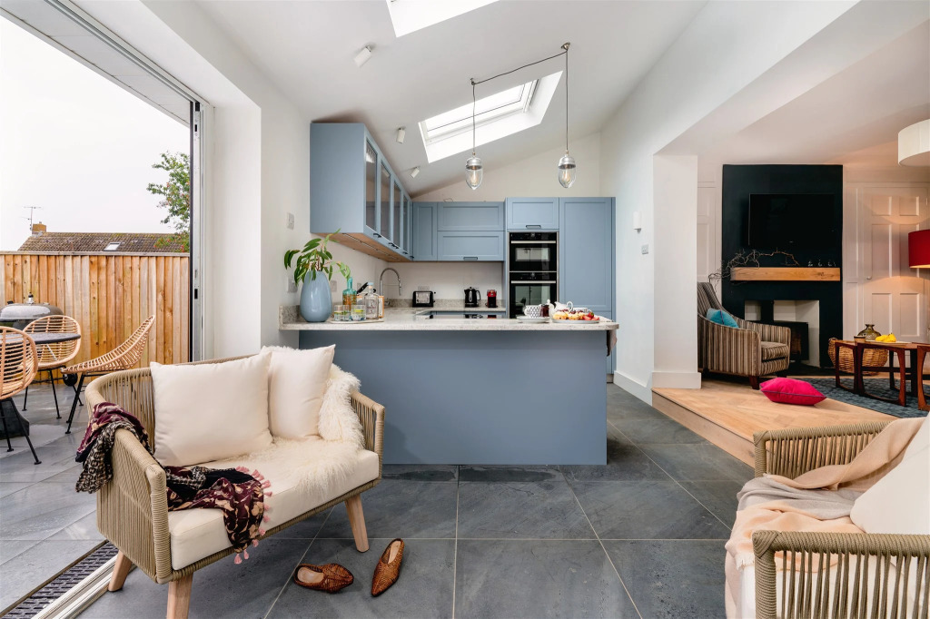 Littlefields - With hot tub, garden, private parking and short walk to beach