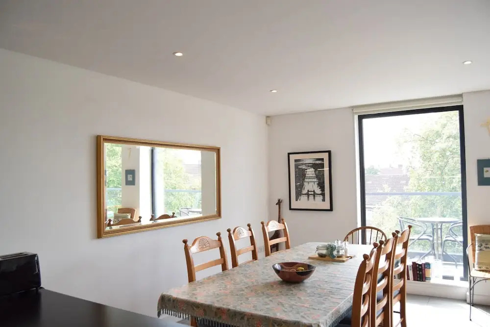 2 Bedroom Kennington Apartment With Balcony