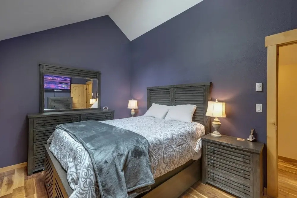 23sw - Luxurious - Wi-fi - Fireplace - Sleeps 4 2 Bedroom Home by Redawning