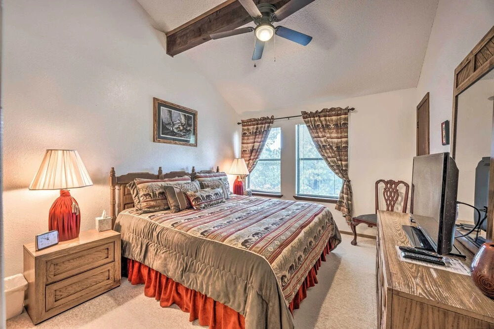 Ruidoso Condo w/ Private Hot Tub ~ 1 Mi to Dtwn!