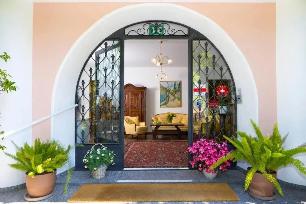 Hotel Garni Elena, Pool & Garden