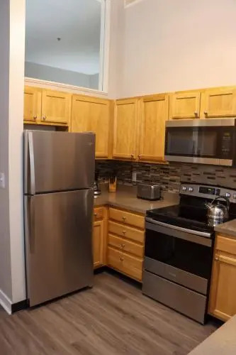 The Lodge,Pets Ok, WiFi, Near Hospital, KingBed, Monument Circle