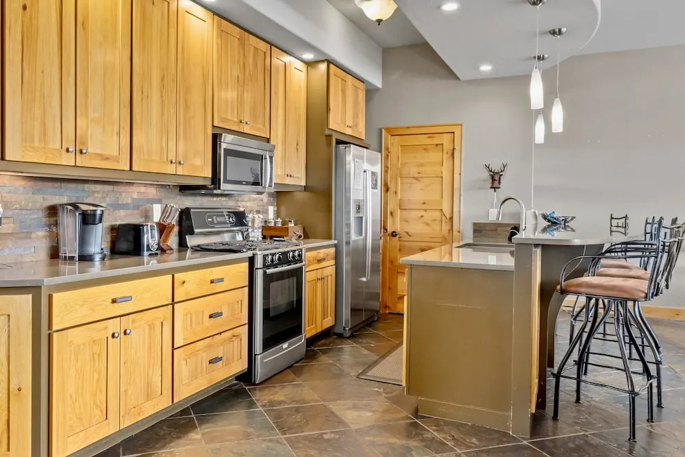 Garlands' Alpine Lodge Luxury Vacation At Windcliff 3 Bedroom Home by RedAwning