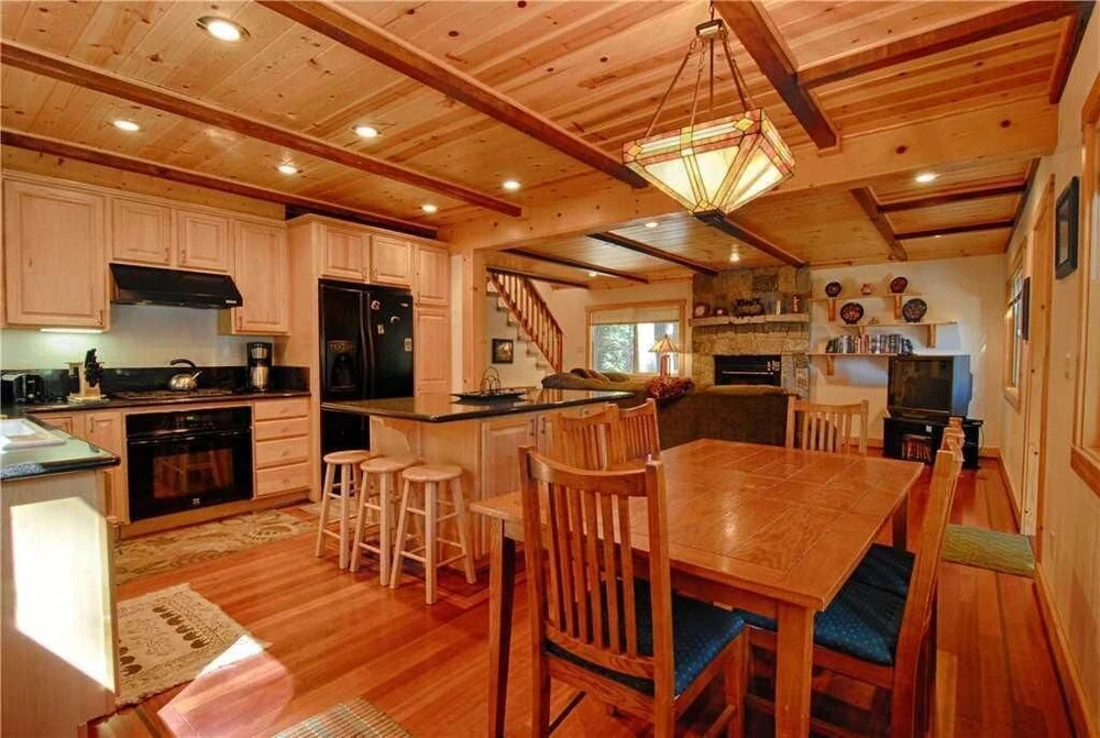 Lazy Bear Lodge W/huge Deck and Hot Tub! #247