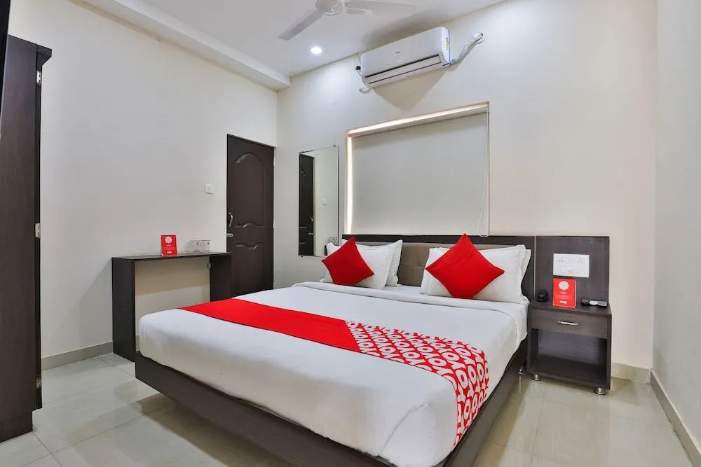 OYO 22551 Hotel Ssv