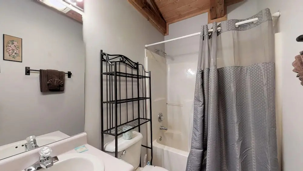 Dogwood Acre 3 Bedroom Cabin by RedAwning