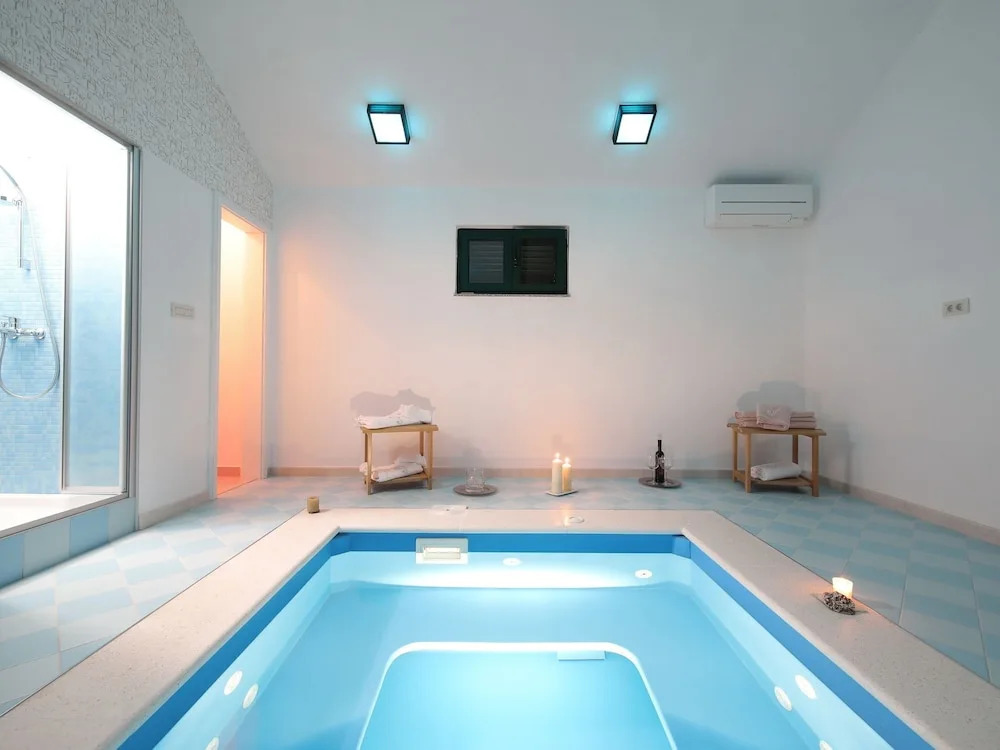 Splendid Villa Apartment Directly on the Beach, Whirlpool and Sauna, Nice Tavern