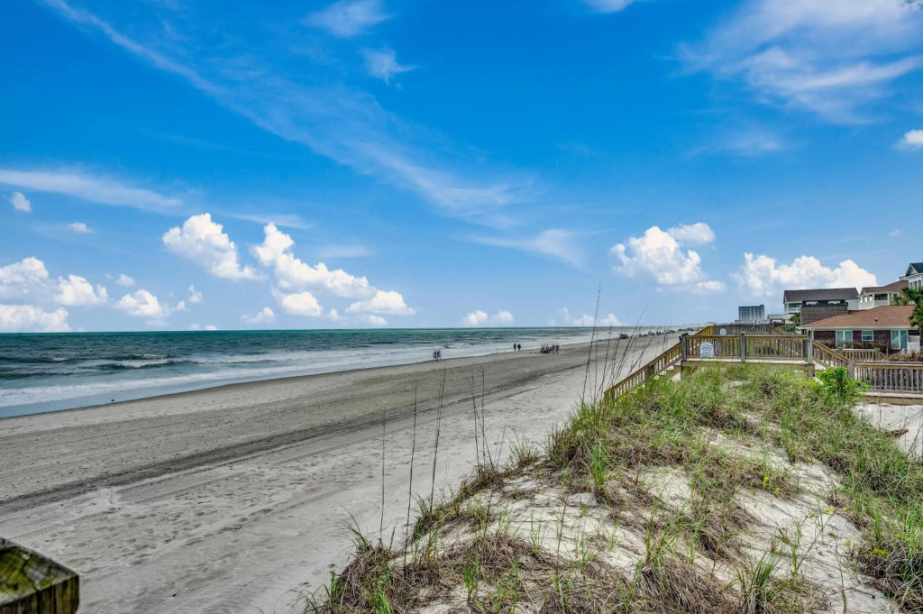 The Oasis, Oceanfront Home with Pool and Hot Tub
